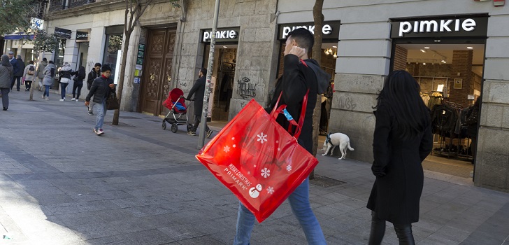 La confianza del consumidor se dispara en casi diez puntos y alcanza máximos de hace un año